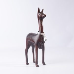 Vicuña de madera con campana de plata
