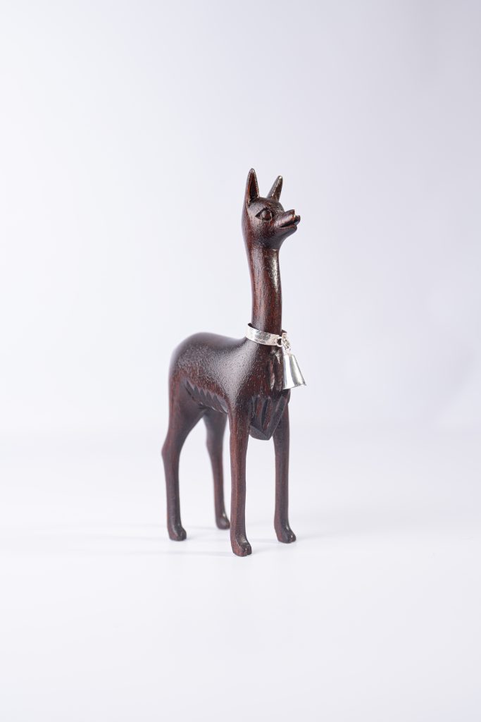 Vicuña de madera con campana de plata